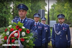 policjant niesie kwiaty