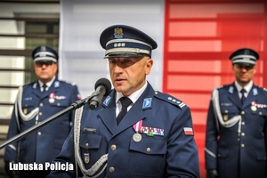 przemawiający policjant