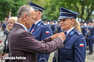 policjantka otrzymuje medal
