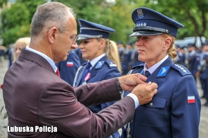 policjantka otrzymuje medal