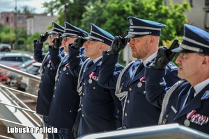 policjanci oddający honor
