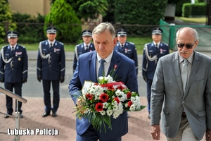 mężczyzna niesie kwiaty