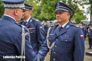 policjant odbiera gratulacje