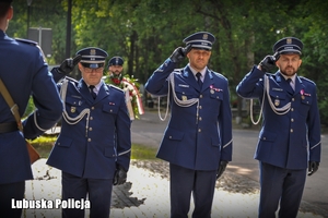 policjanci oddają honor