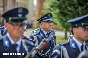 maszerujący policjanci