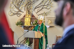 duchowny odprawia mszę świetą