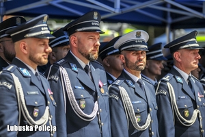 policjanci stojący pod namiotem