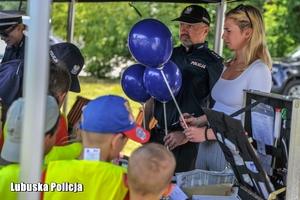 dzieci na stanowisku policyjnym