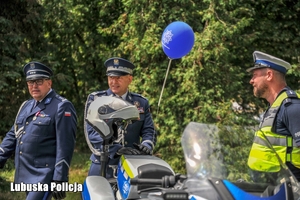 policjanci stoją przy motocyklach