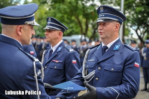 policjant odbiera gratulacje