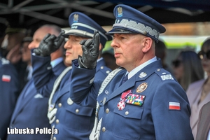 Policjanci oddają honory.