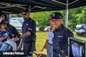 Policjanci na pikniku profilaktycznym.