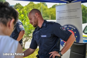 Niemiecki policjant na pikniku profilaktycznym.