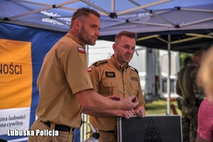 Strażacy na pikniku profilaktycznym.
