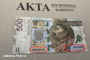 fałszywy banknot na aktach