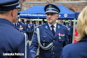policjant gratuluje drugiemu policjantowi