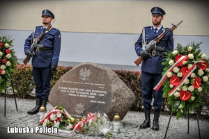 policjanci stoją przy pomniku