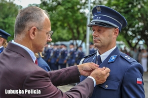 policjant otrzymuje medal
