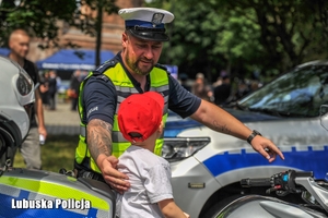 policjant rozmawia z chłopcem