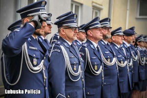 Policjanci stojący w szeregu podczas uroczystej zbiórki