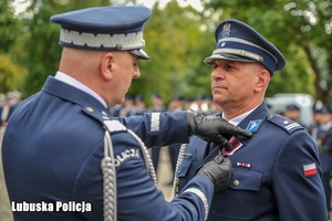 Policjant otrzymuje medal