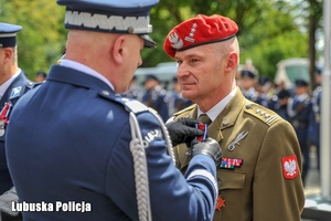 Żołnierz otrzymuje medal