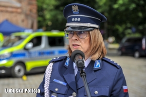 przemawiająca policjantka