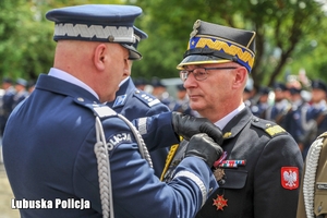 strażak otrzymuje medal