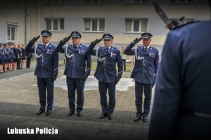 policjanci oddają honor