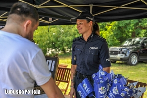 policjantka rozmawia z mężczyzną