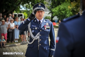 policjant oddaje honor