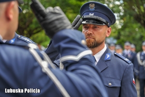 policjanci oddają honor