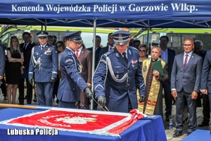 wbicie gwoździa w sztandar