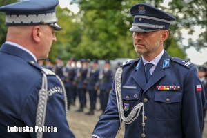 policjant odbiera gratulacje