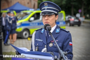 policjantka przemawia przez mikrofon
