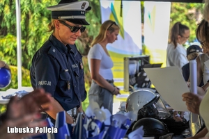 Policjantka na pikniku profilaktycznym.