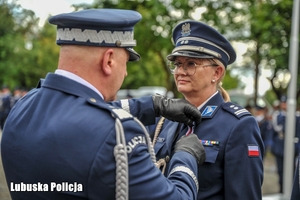 Komendant przypina odznaczenie.