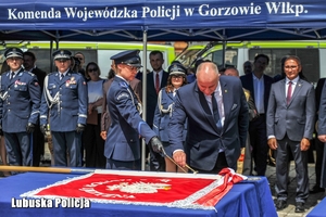 Przybicie gwoździ do sztandaru policyjnego.