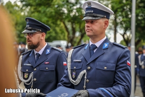 Policjanci odbierają awanse na wyższe stopnie policyjne.