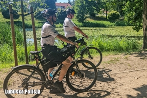 policjanci podczas służby na rowerach