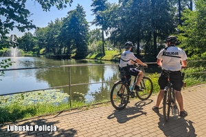 policjanci podczas służby na rowerach