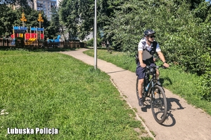 policjanci podczas służby na rowerach