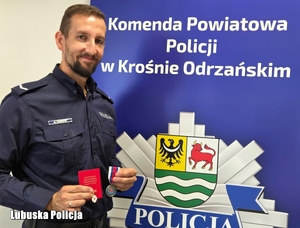 policjant z medalami