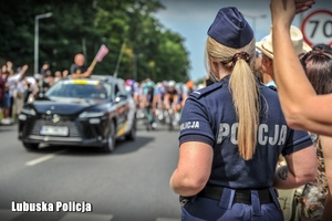 policjantka zabezpiecza wyścig kolarski