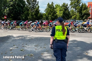policjantka zabezpiecza wyścig kolarski