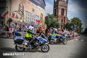 policjanci na motocyklach zabezpieczają wyścig kolarski