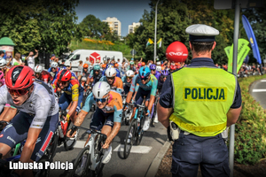 policjant zabezpiecza wyścig kolarski