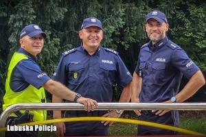 policjanci na wyścigu kolarskim