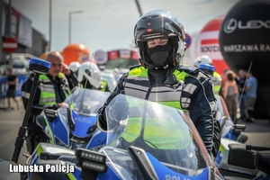 policjant zabezpiecza wyścig kolarski