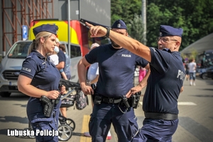 policjanci zabezpieczają wyścig kolarski